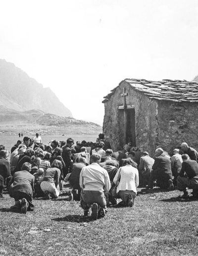 CHR 9_60_2. Photographies de la dernière messe célébrée par le chanoine Jean-Marie Boitzy à la vieille chapelle de Salanfe, juste avant la construction du barrage