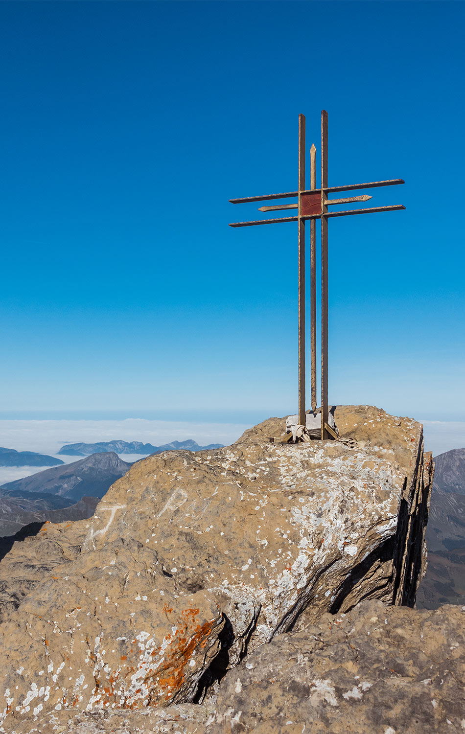 La croix au sommet de la Haute-Cime. © Fabrice Ducrest