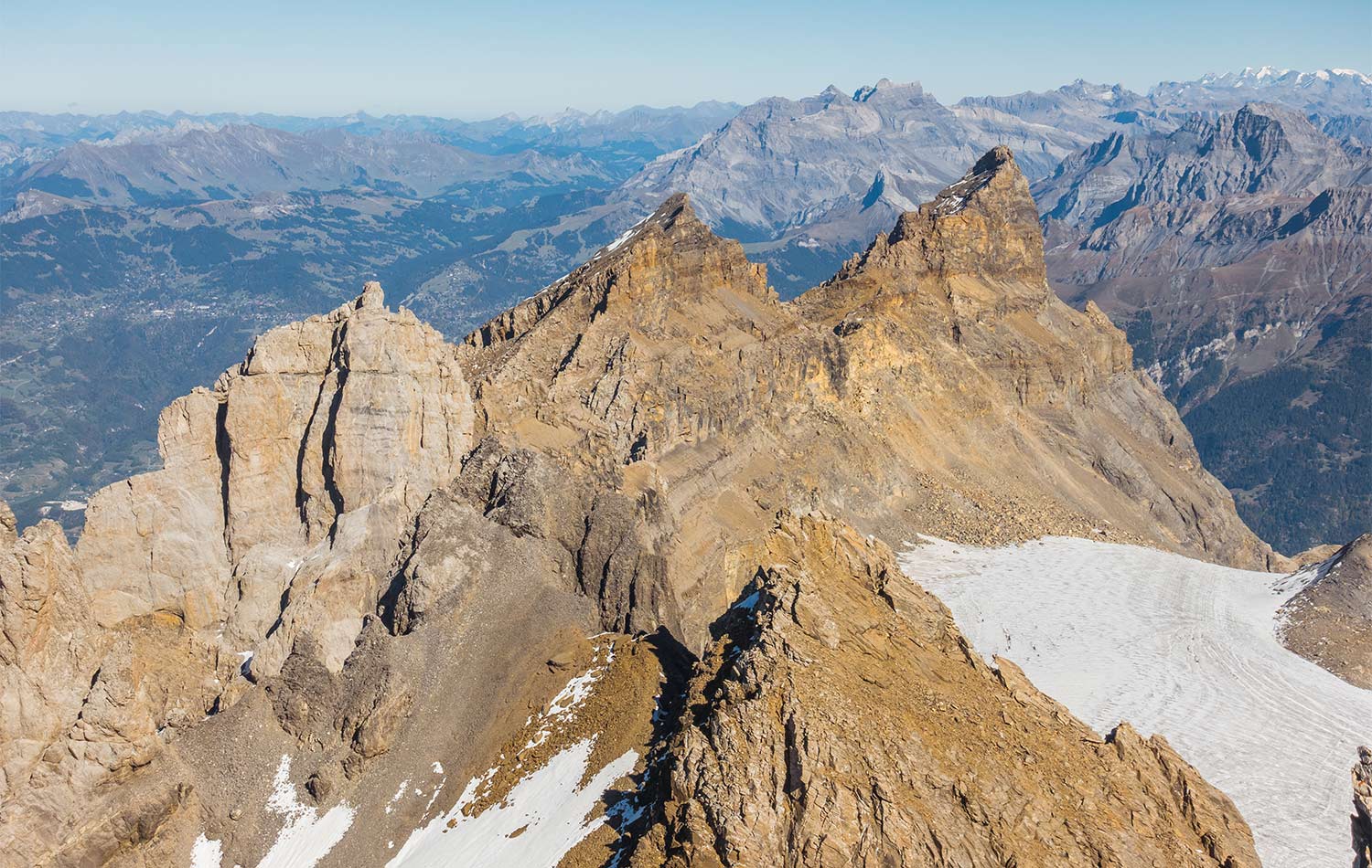 Au sommet de la Haute-Cime, vue sur les autres sommets des Dents-du-Midi. © Fabrice Ducrest