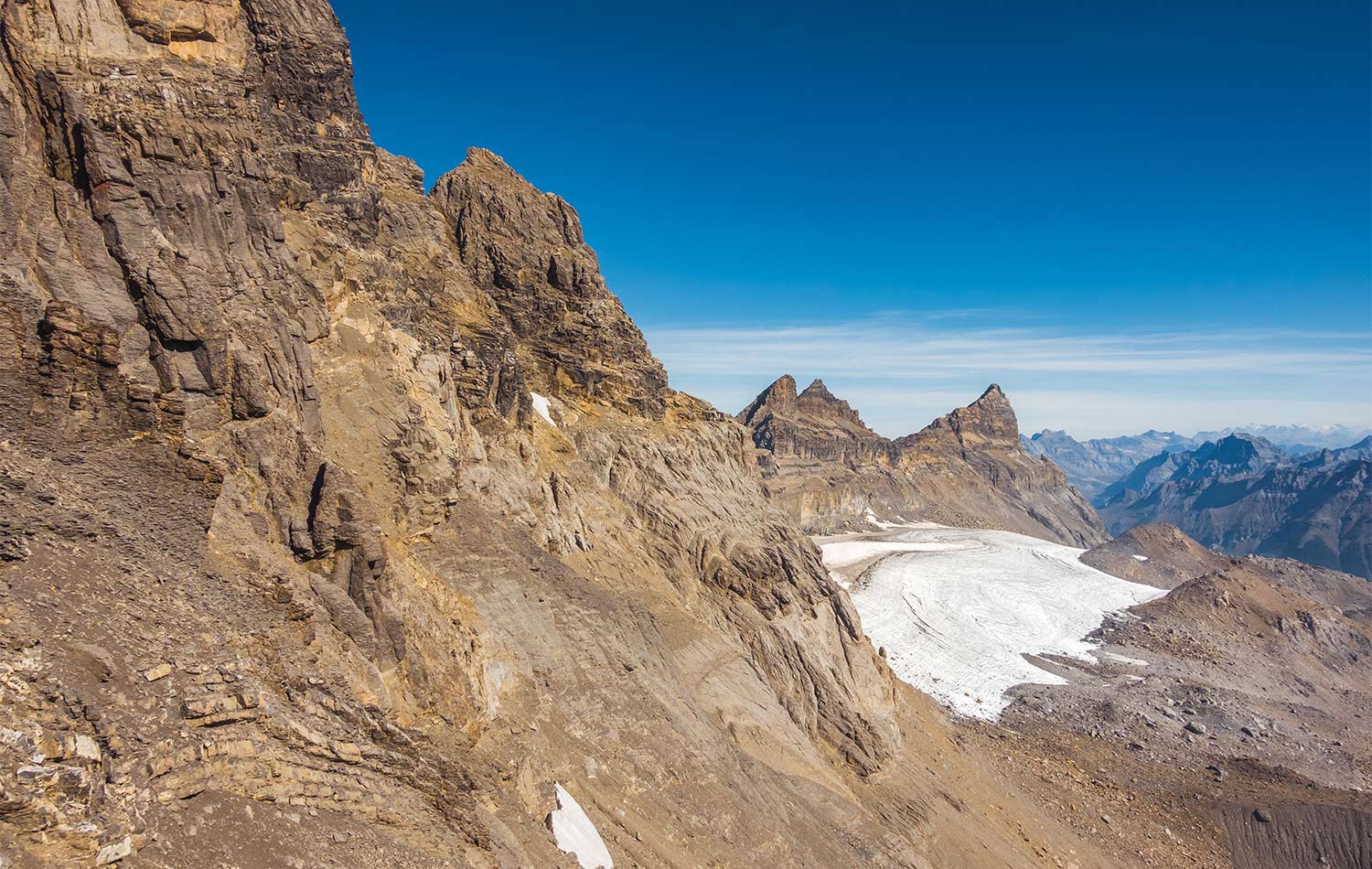 En montant à la Haute-Cime, vue sur le glacier de Plan-Névé, la Cathédrale, la Forteresse et la Cime-de-l'Est. © Fabrice Ducrest