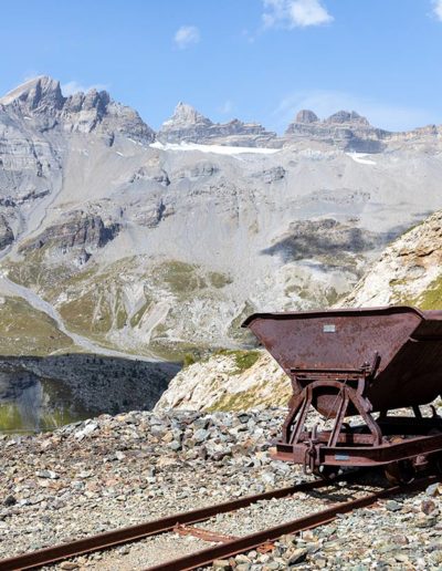 Le minerai était sorti des galeries à l’aide de wagonnets poussés sur des rails. © Fabrice Ducrest
